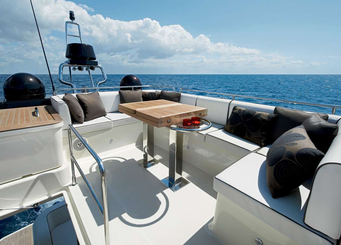 Oberdeck Motoryacht monte carlo mc 5 charter