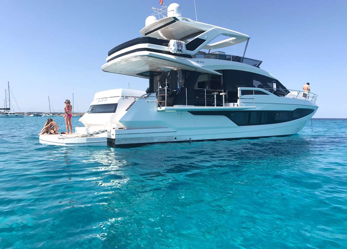 Heck Luxusyacht habana iv charter