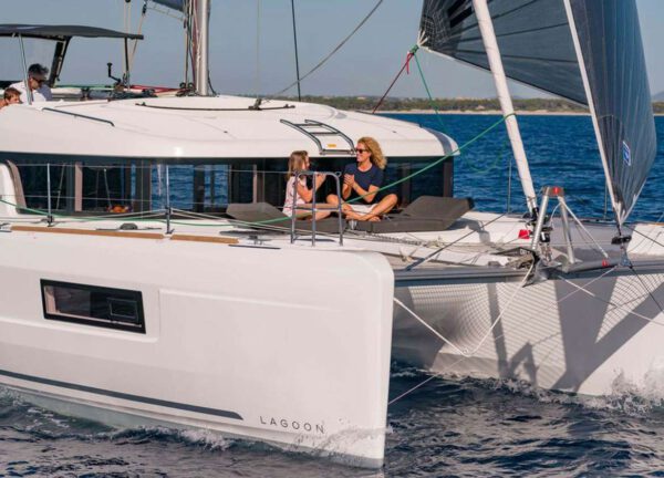 catamaran charter lagoon 40 mallorca bow