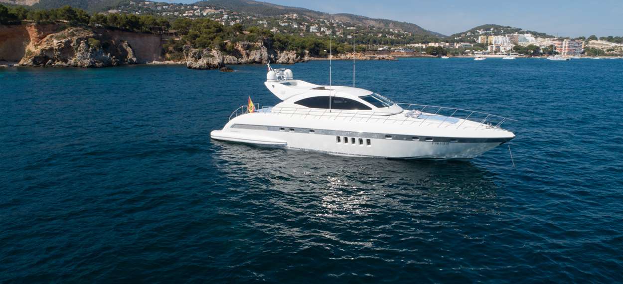 Motoryacht charter mangusta 72 thats amore