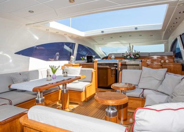 upperdeck lounge motor yacht mangusta 72 thats amore