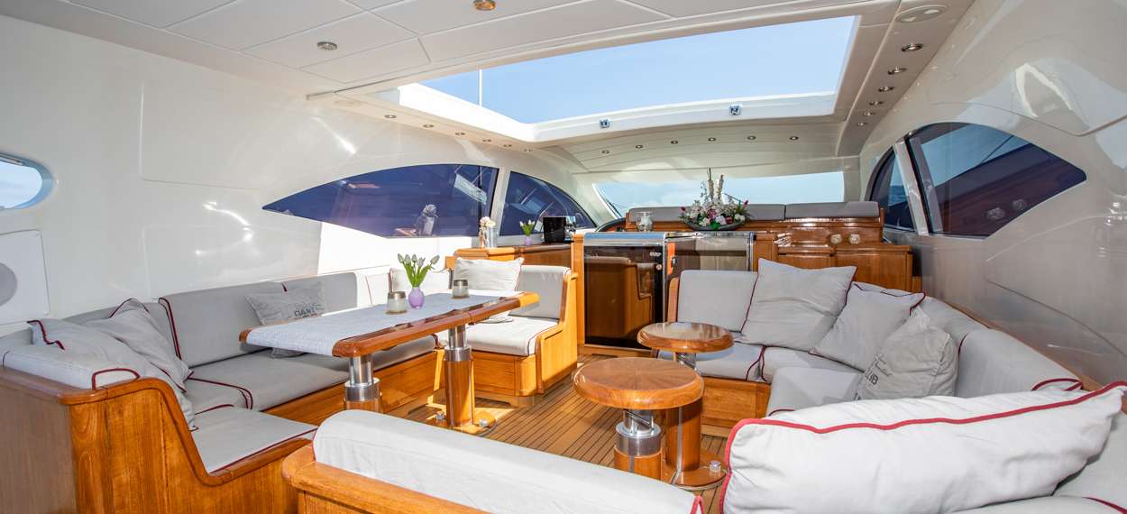 Oberdeck Lounge Motoryacht mangusta 72 thats amore