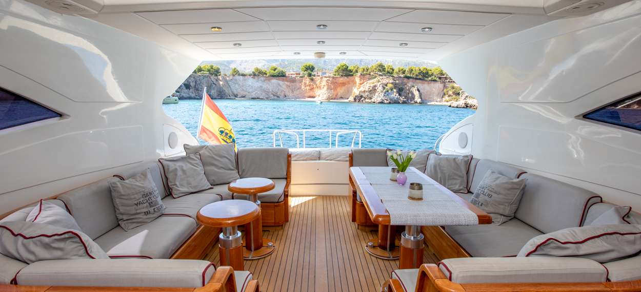 Oberdeck Motoryacht charter mangusta 72 thats amore