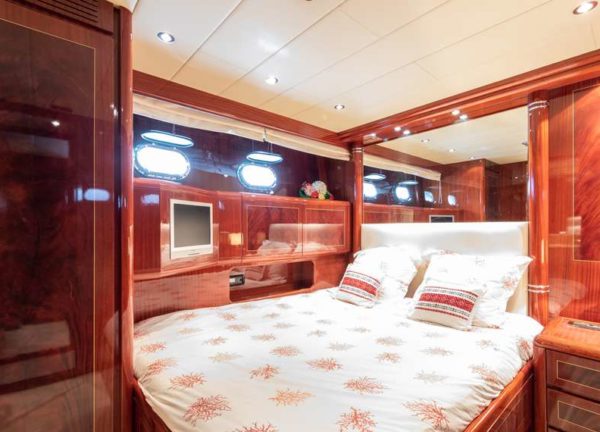 vip cabin motor yacht mangusta 72 thats amore