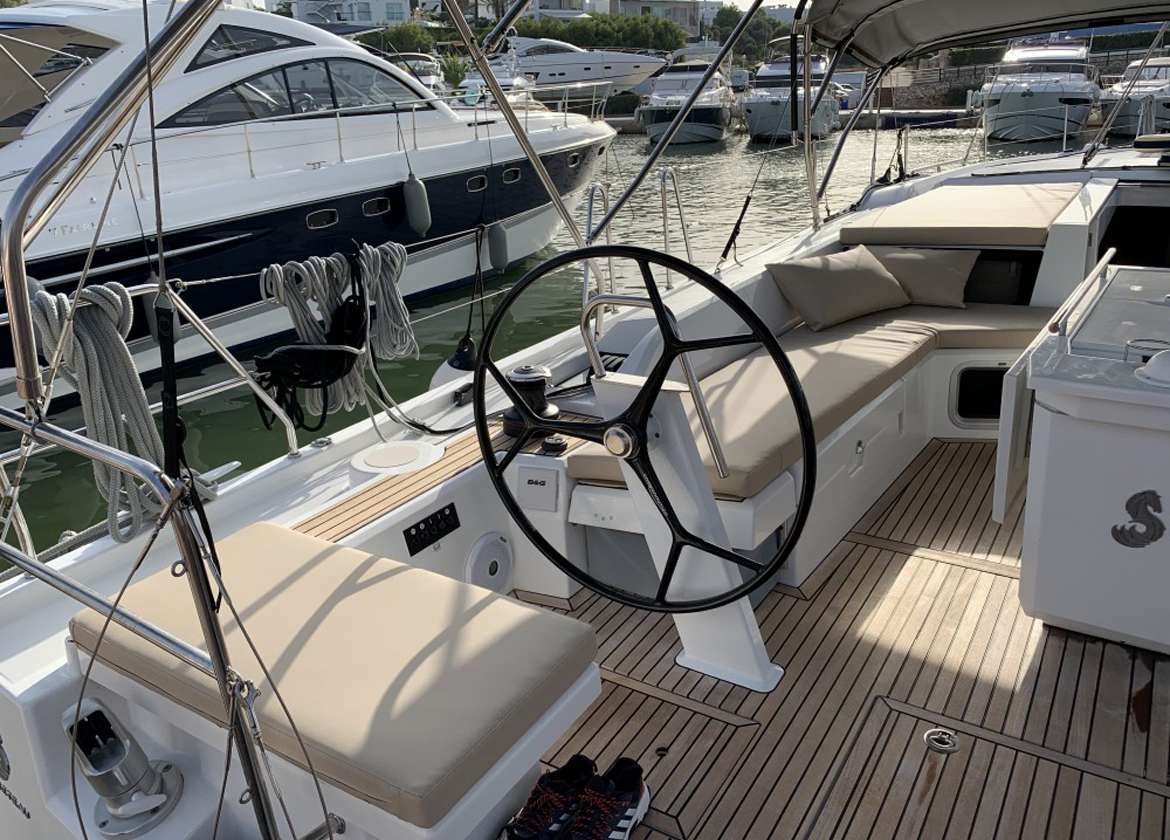  Brücke Segelyacht charter oceanis 51 1 Mallorca