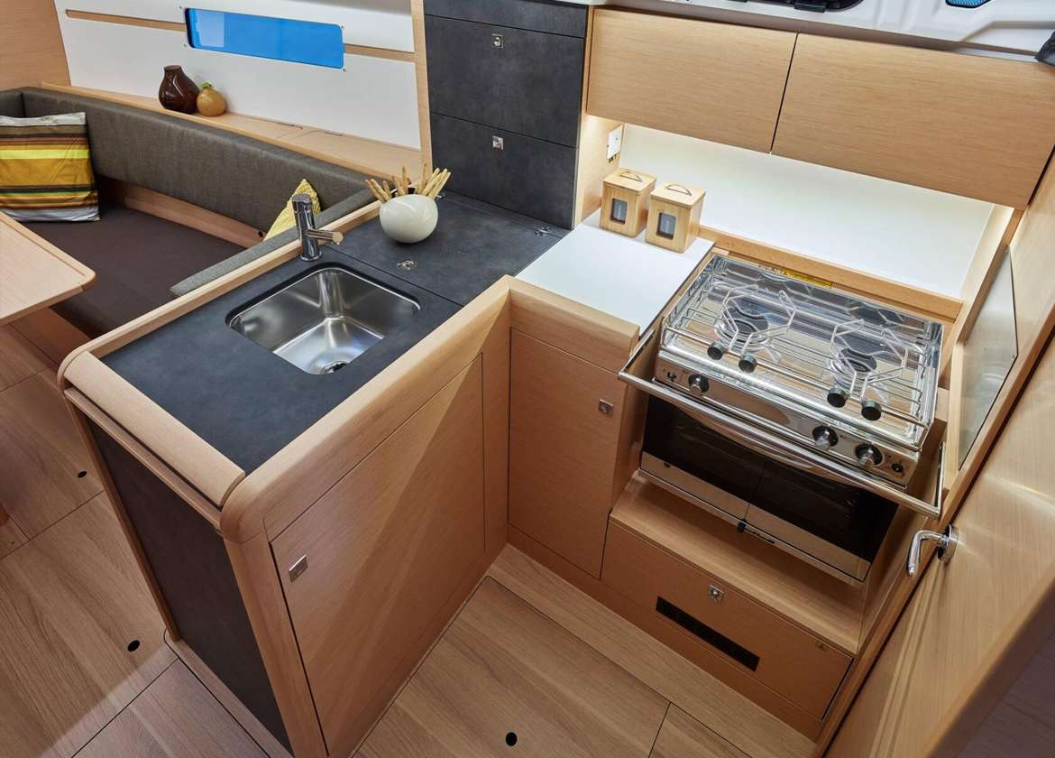 Küche Segelyacht sun odyssey 349 2019 Mallorca