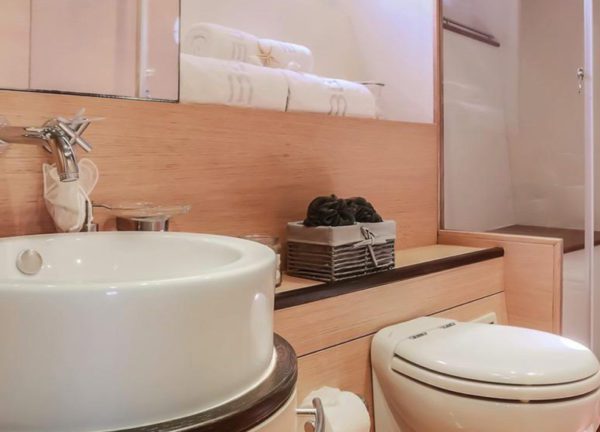 bathroom motor yacht aicon 72 sl manzanos ii