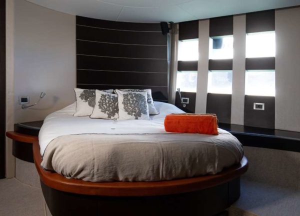 vip cabin motor yacht azimut 68s manzanos