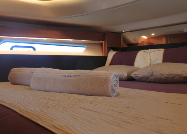 cabin motor yacht bavaria 450 sport chater