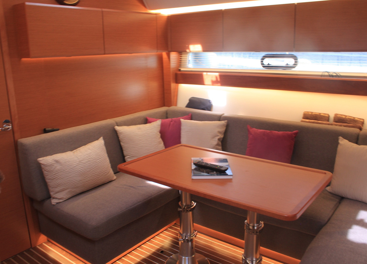 lounge motor yacht bavaria 450 sport chater