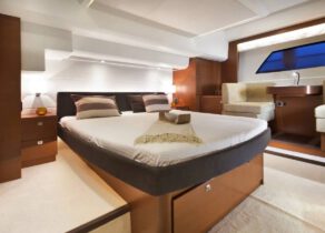 Kabine Motoryacht charter prestige 550 fly merecido