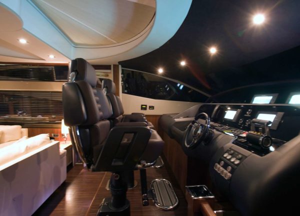 bridge luxury yacht sunseeker predator 92 ibiza