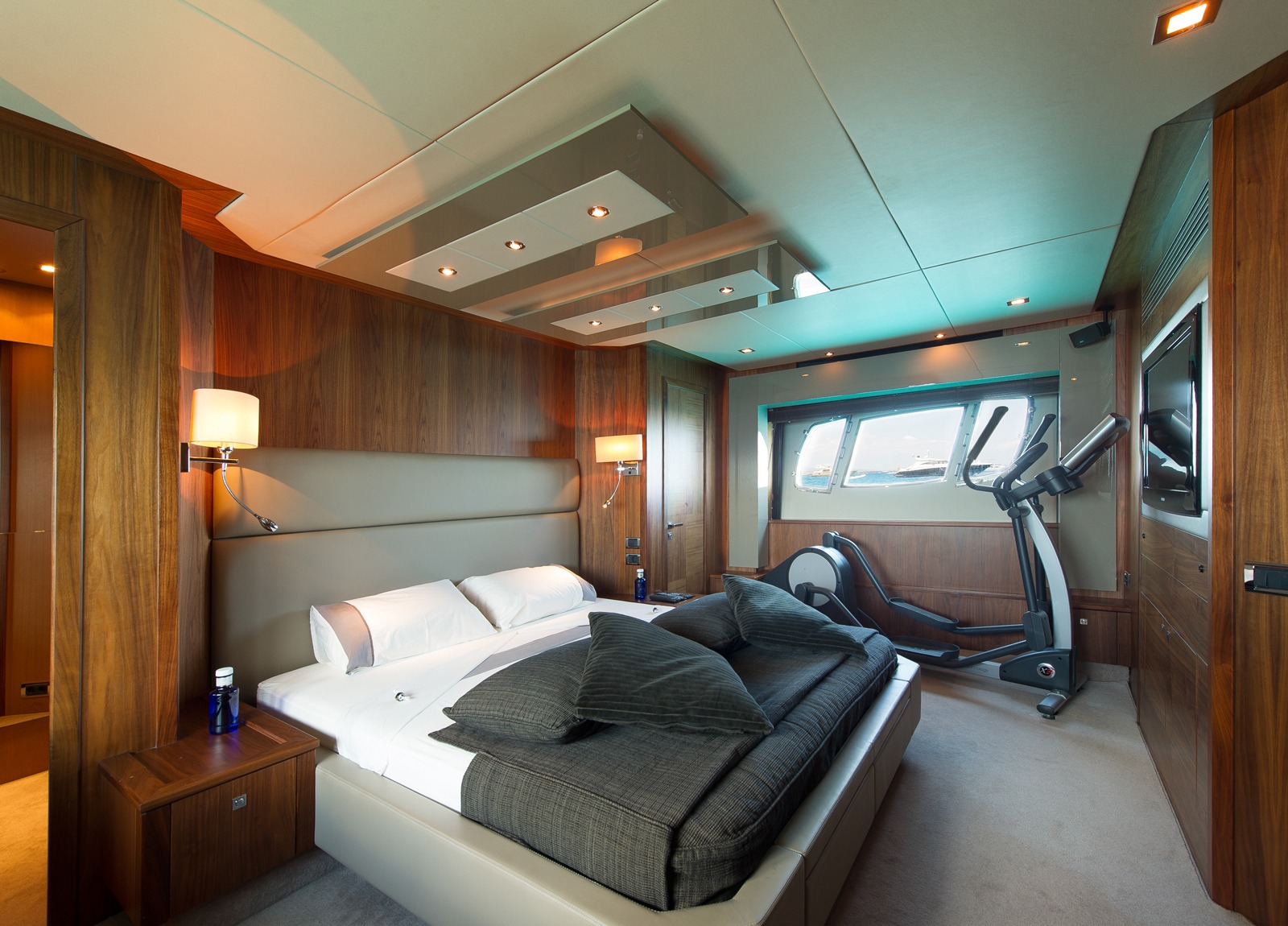 vip cabin luxury yacht sunseeker predator 84