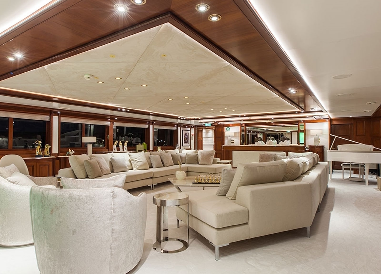 lounge luxury yacht omega 82