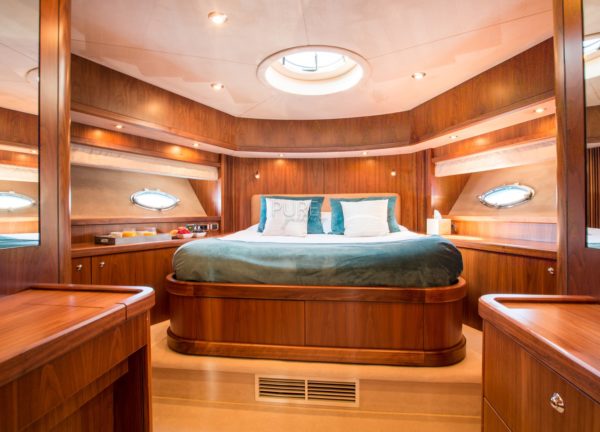 cabin sunseeker predator 82 hooligan