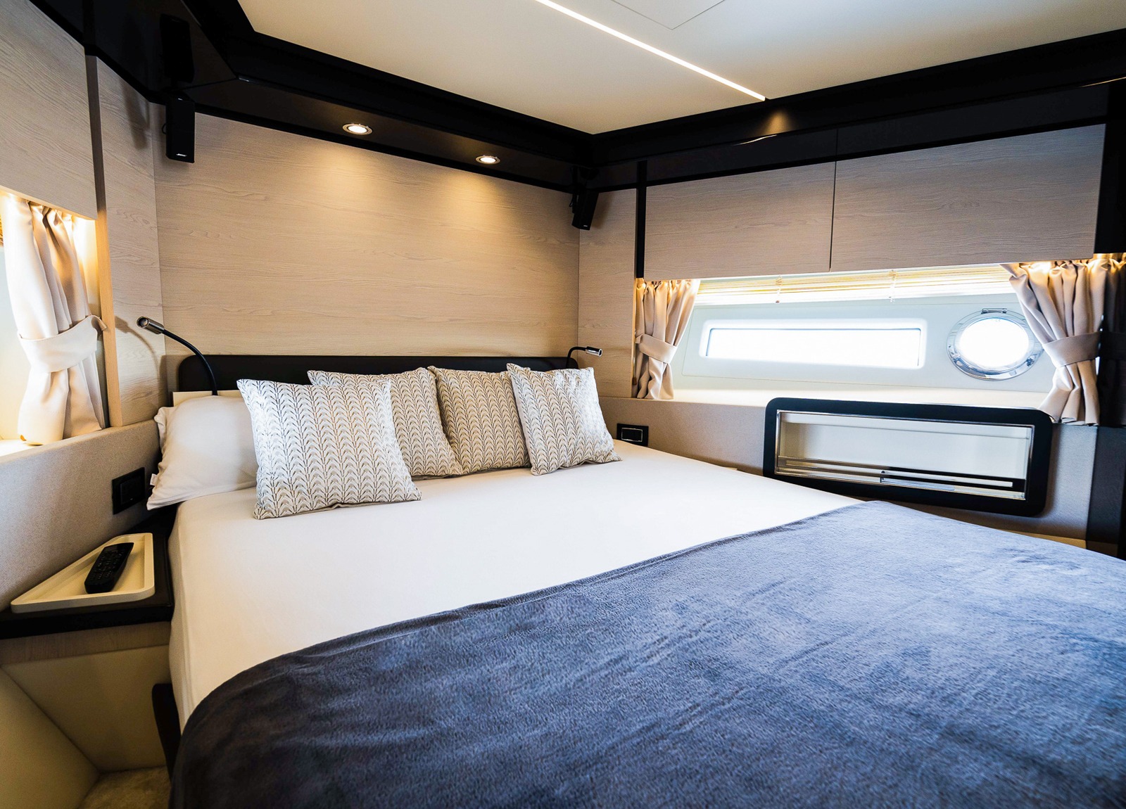 luxury yacht azimut 72 vabosa master cabin