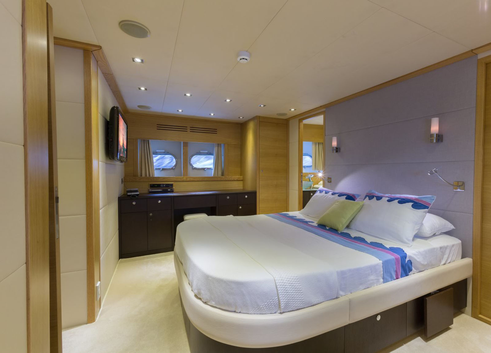 luxury yacht bilgin 34m madness doublebed cabin