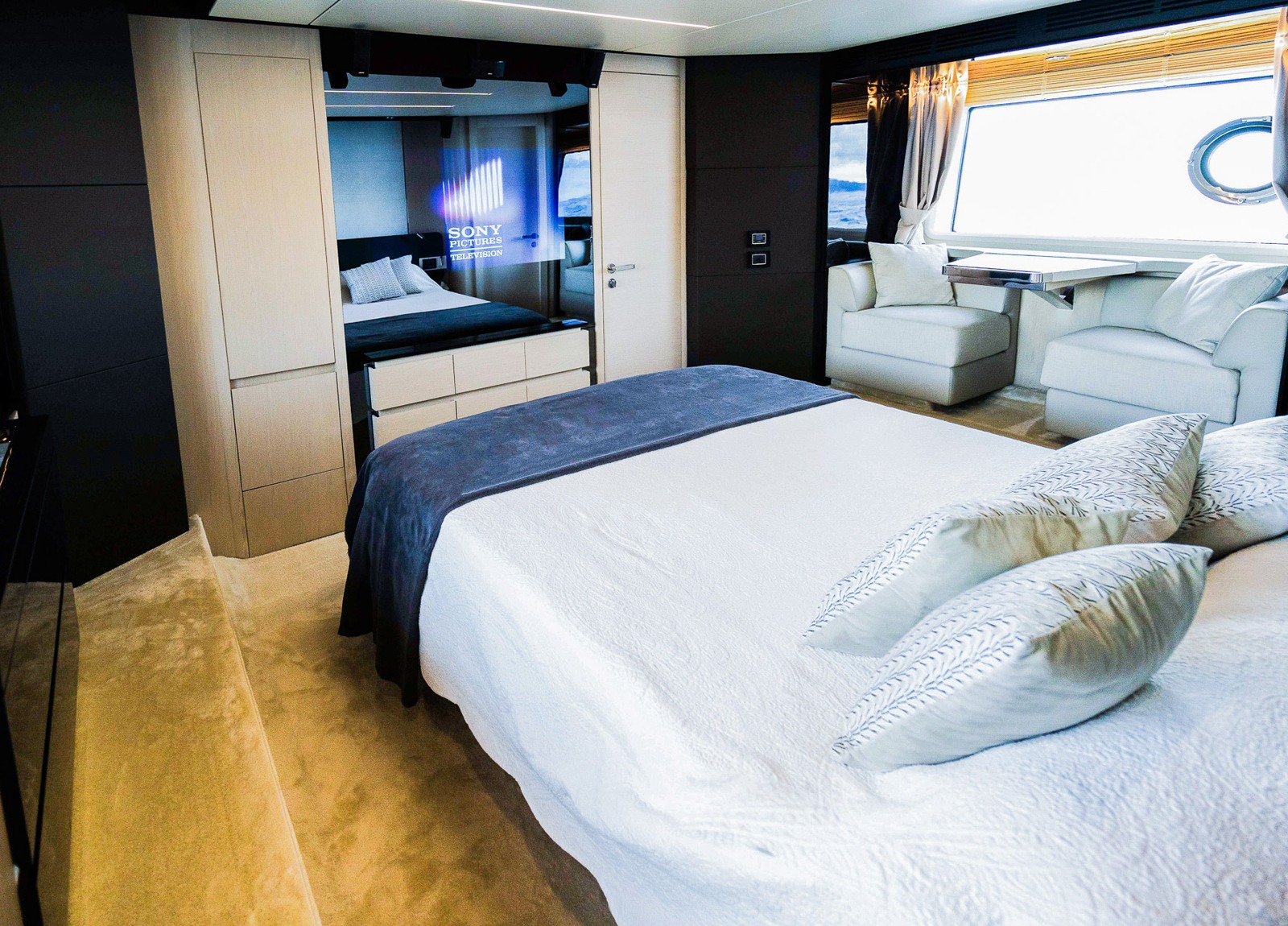 master cabin luxury yacht azimut 72 vabosa