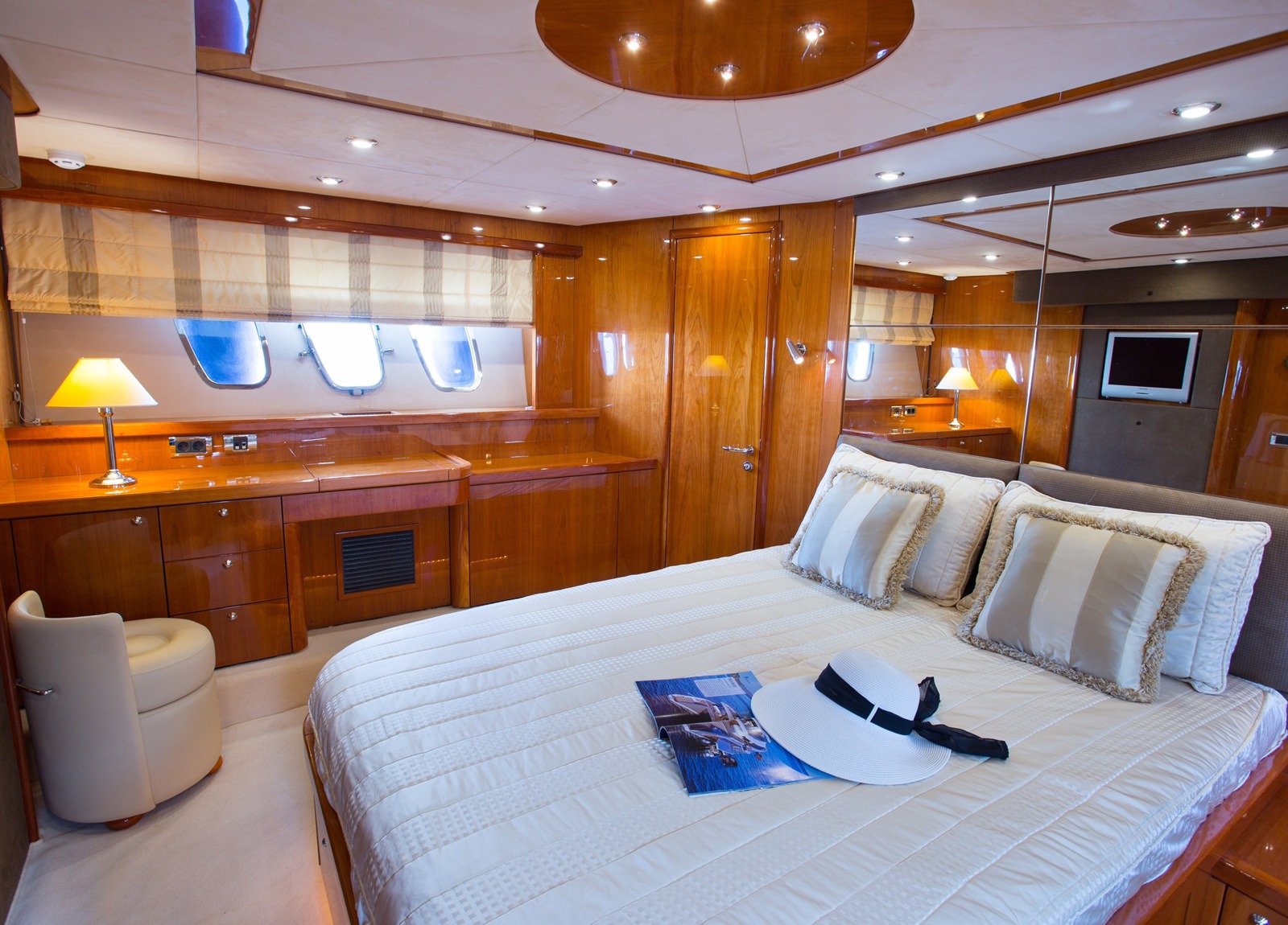 master cabin luxury yacht sunseeker 20 alissia