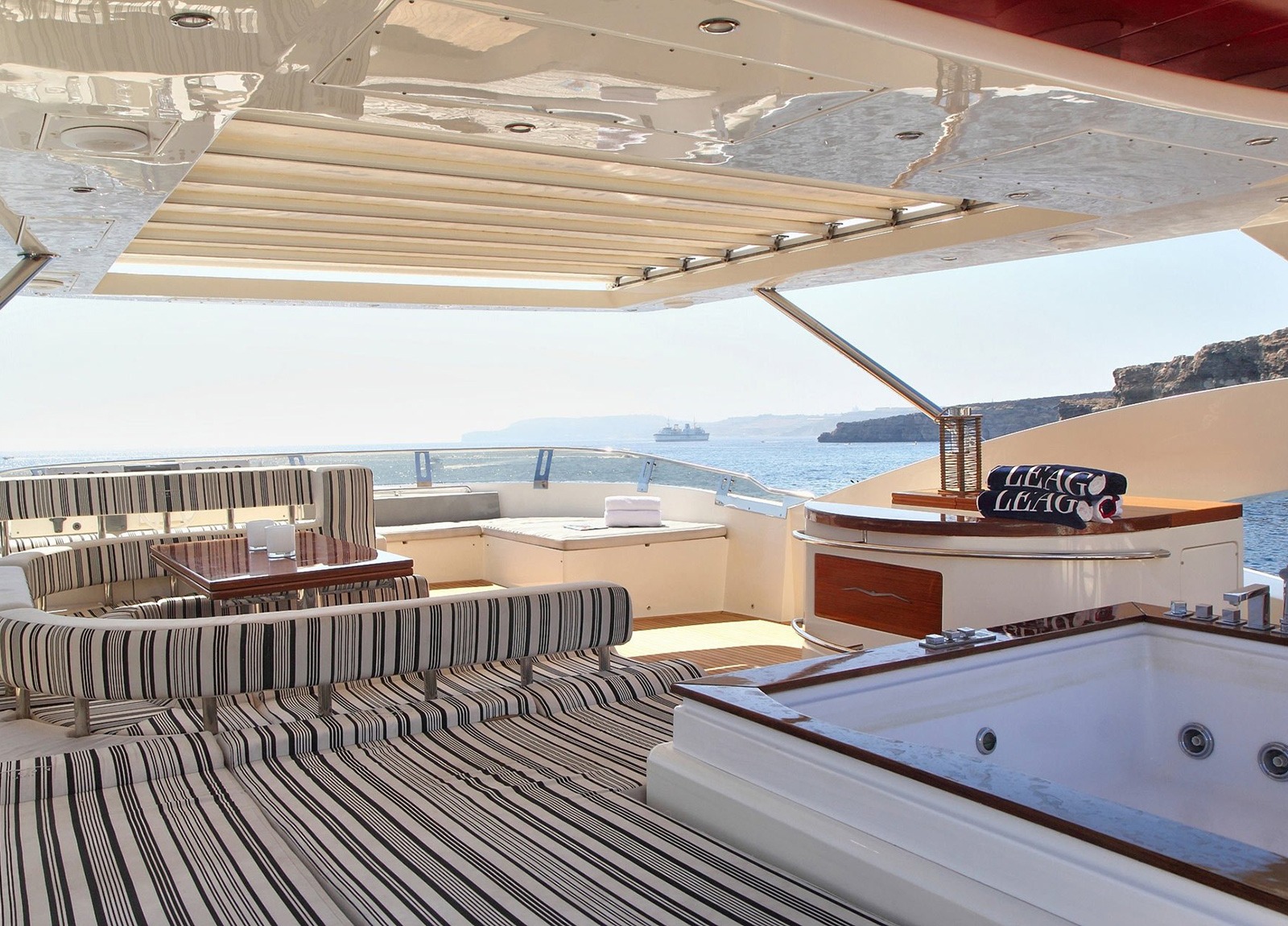 Sonnendeck luxusyacht aicon yachts 27m charter