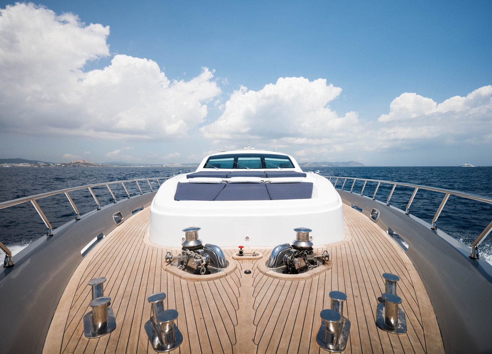 bow luxury yacht tecnomar 120 blue jay