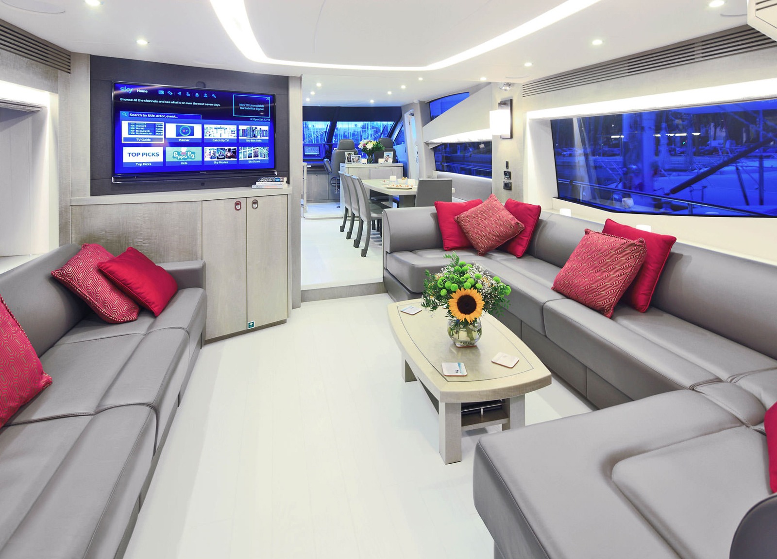 lounge luxusyacht sunseeker 75 balearic islands