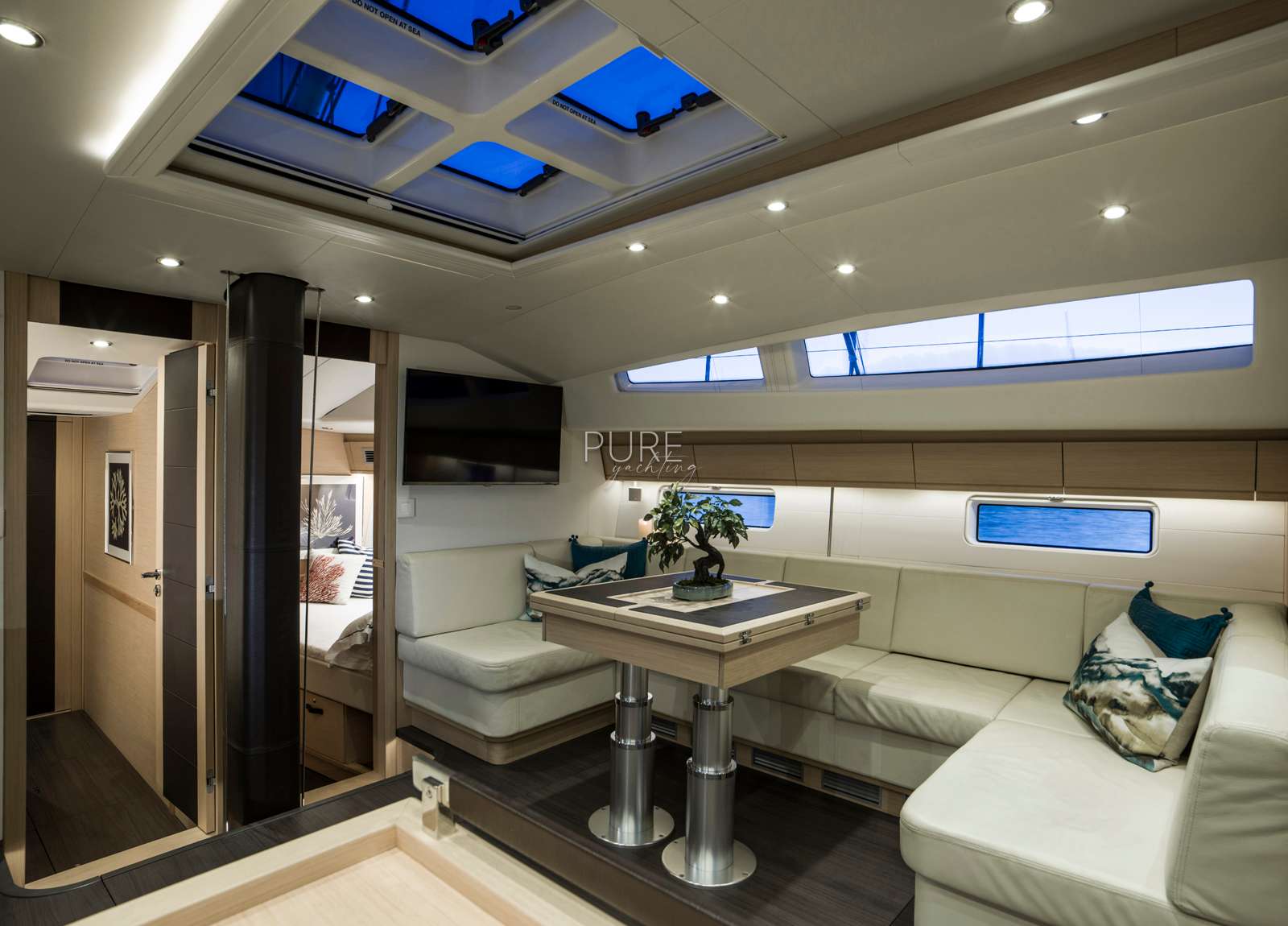 lounge luxury yacht jeanneau 64