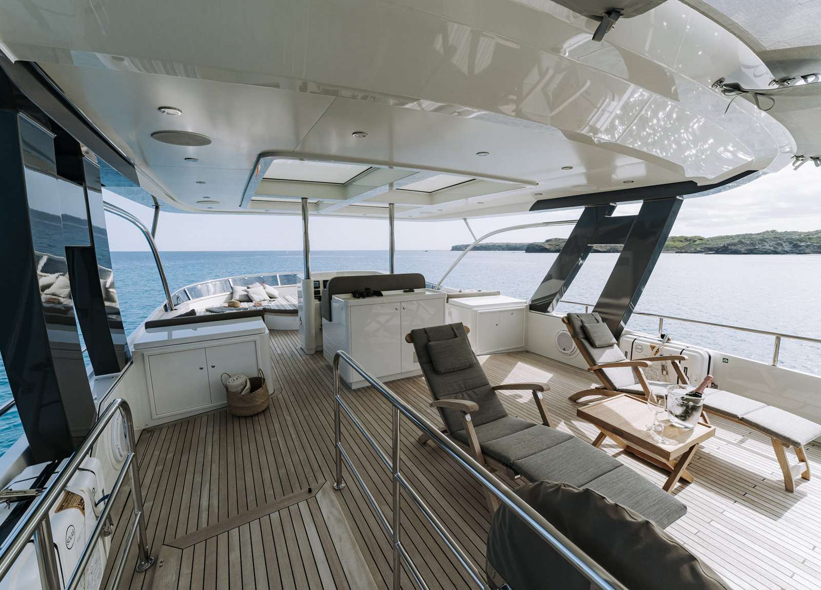 oberdeck lounge luxusyacht for charter mallorca las ninas