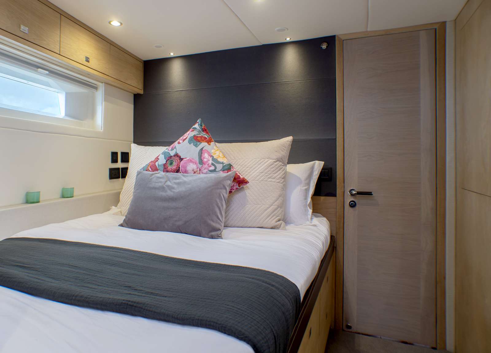 luxury sailing yacht oyster 825 champagne hippy balearics vip cabin