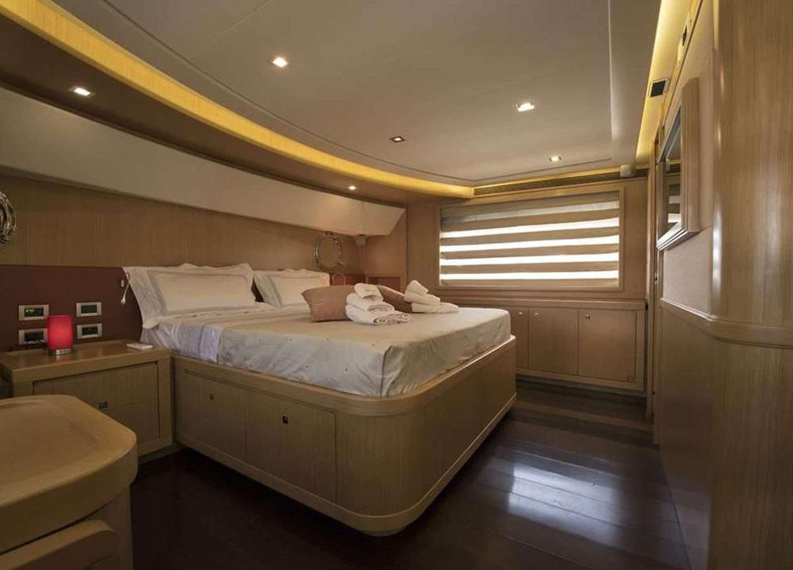 master cabin ferretti navetta 26m dana