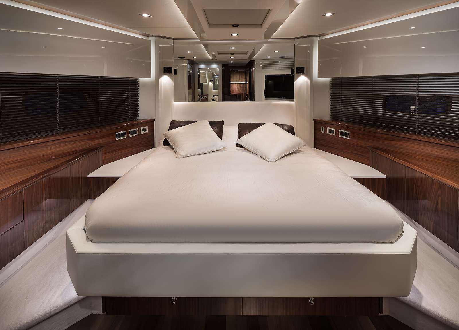 vip kabine luxusyacht sunseeker predator 84 palumba balearic islands