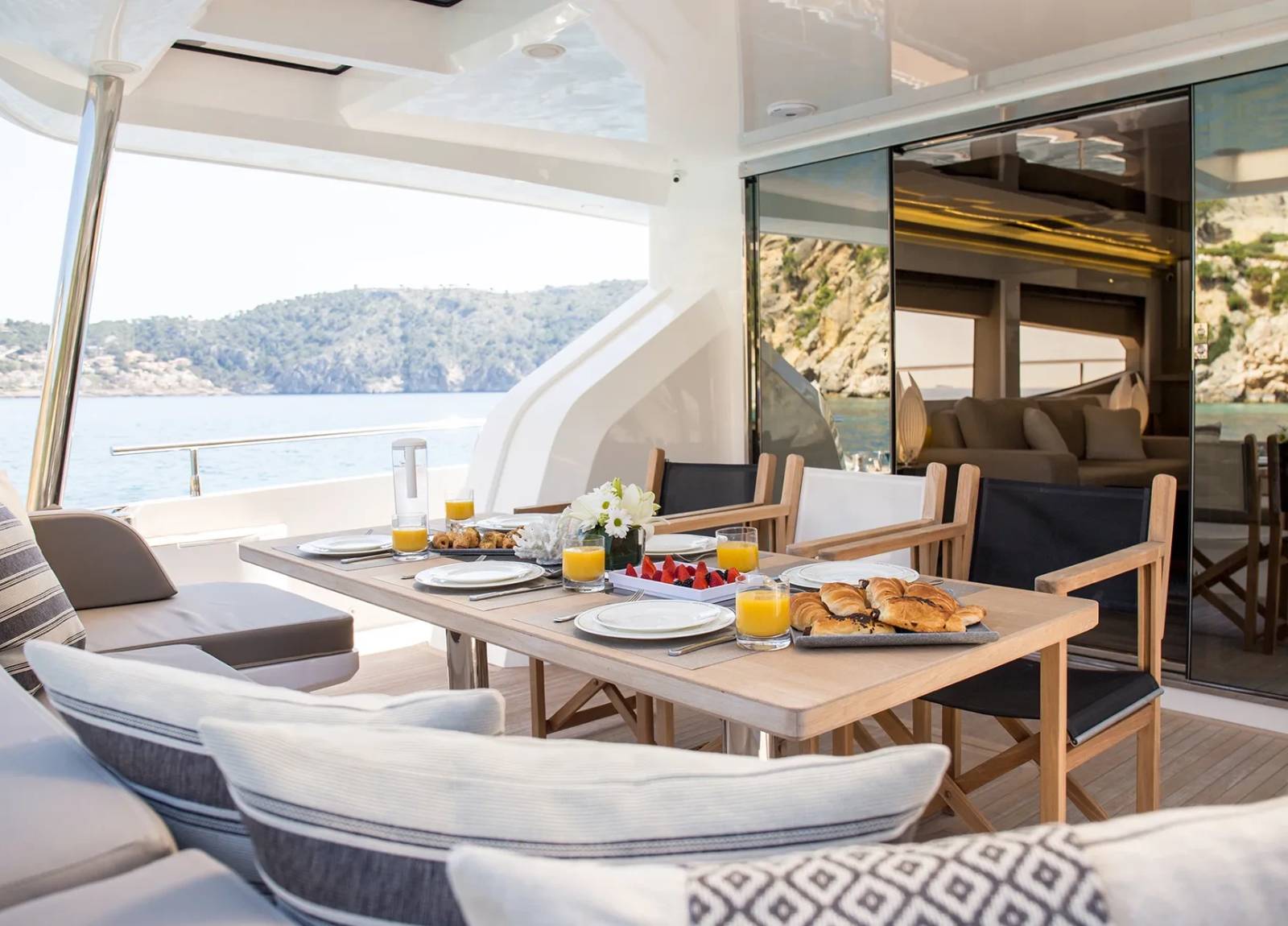 oberdeck sitzgruppe luxusyacht pearl tomi westliches mitelmeer