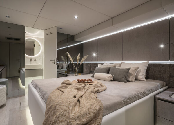 vip cabin luxury yacht sunreef 70 yolo