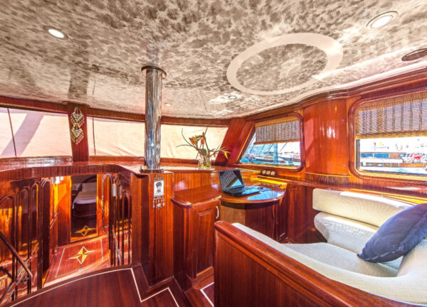 motorsailer sdogu interior