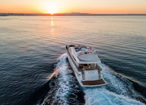 yacht alalunga cruising