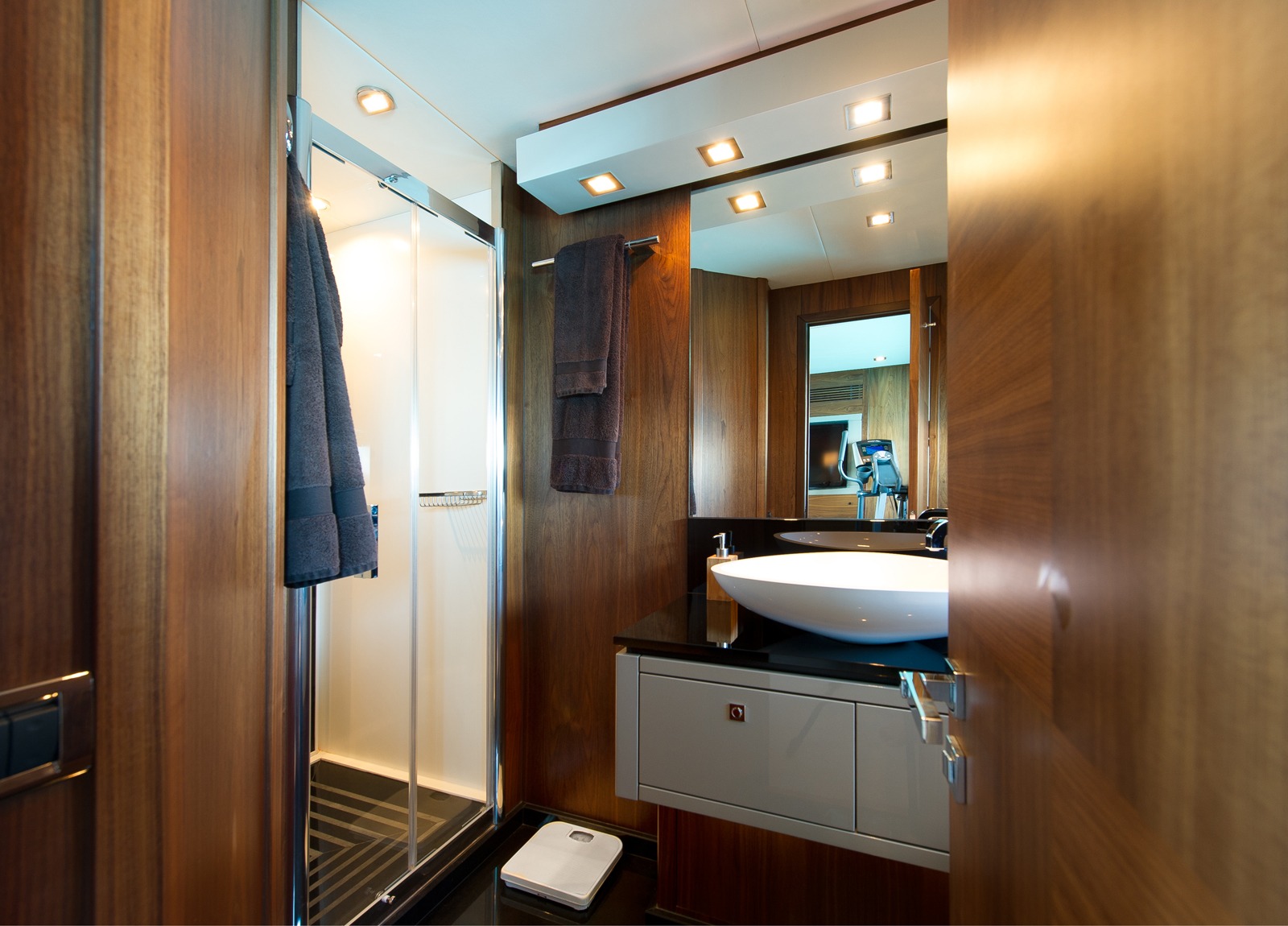 bathroom luxury yacht sunseeker predator 84