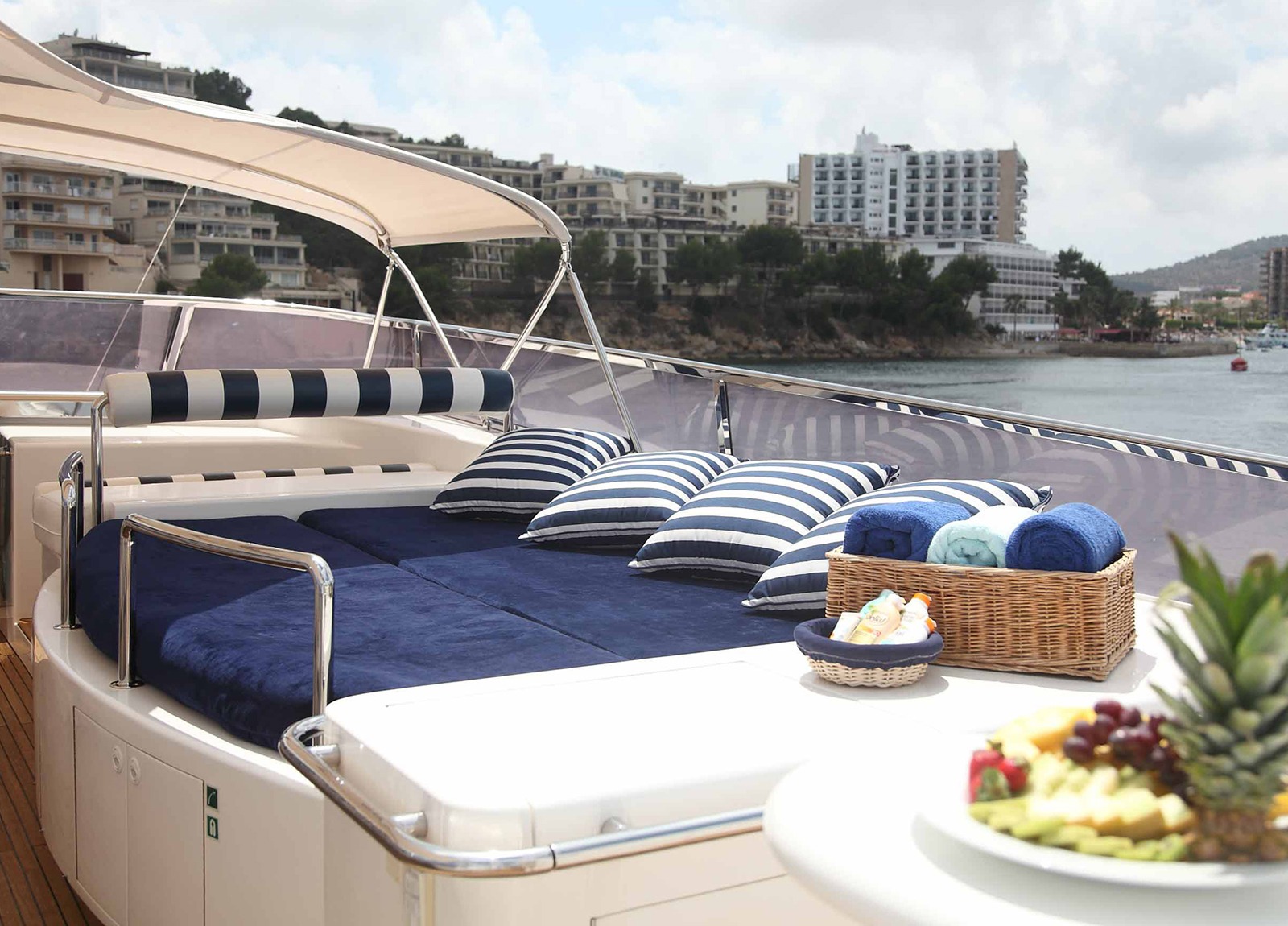 sundeck luxury yacht elegance 105