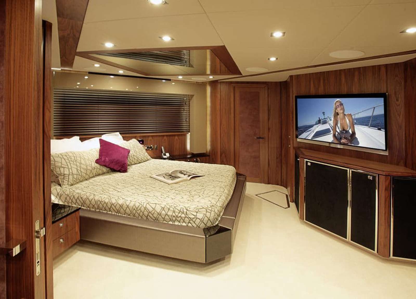 vip cabin luxury yacht sunseeker predator 92 ibiza