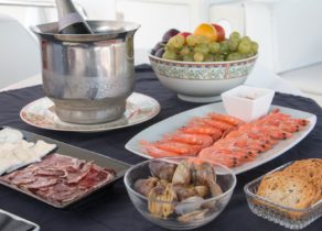 dining-luxury-yacht-mochi-craft-85-leigh