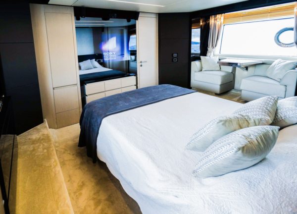 master cabin luxury yacht azimut 72 vabosa