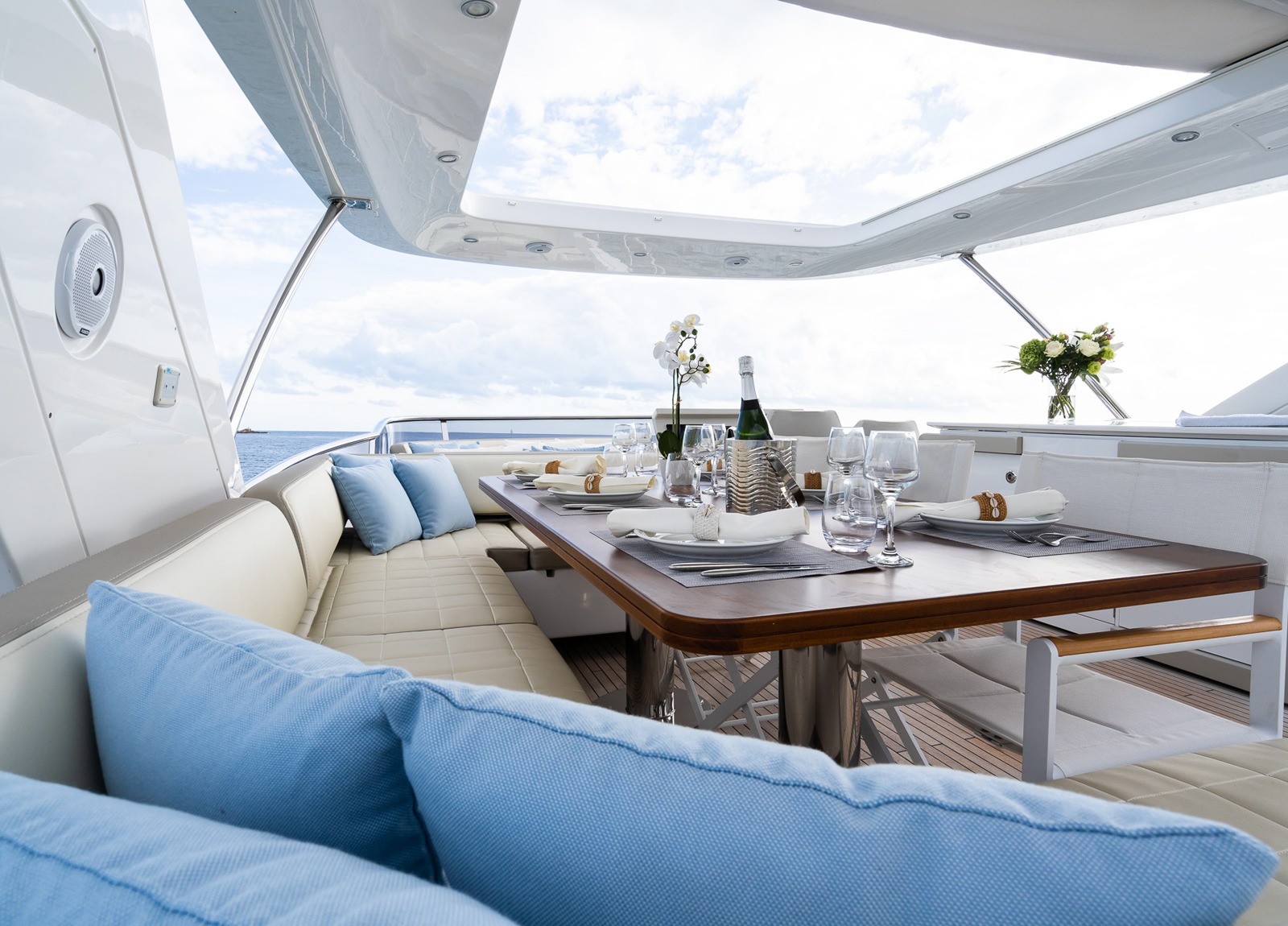 upperdeck luxury yacht azimut 72 vabosa italy