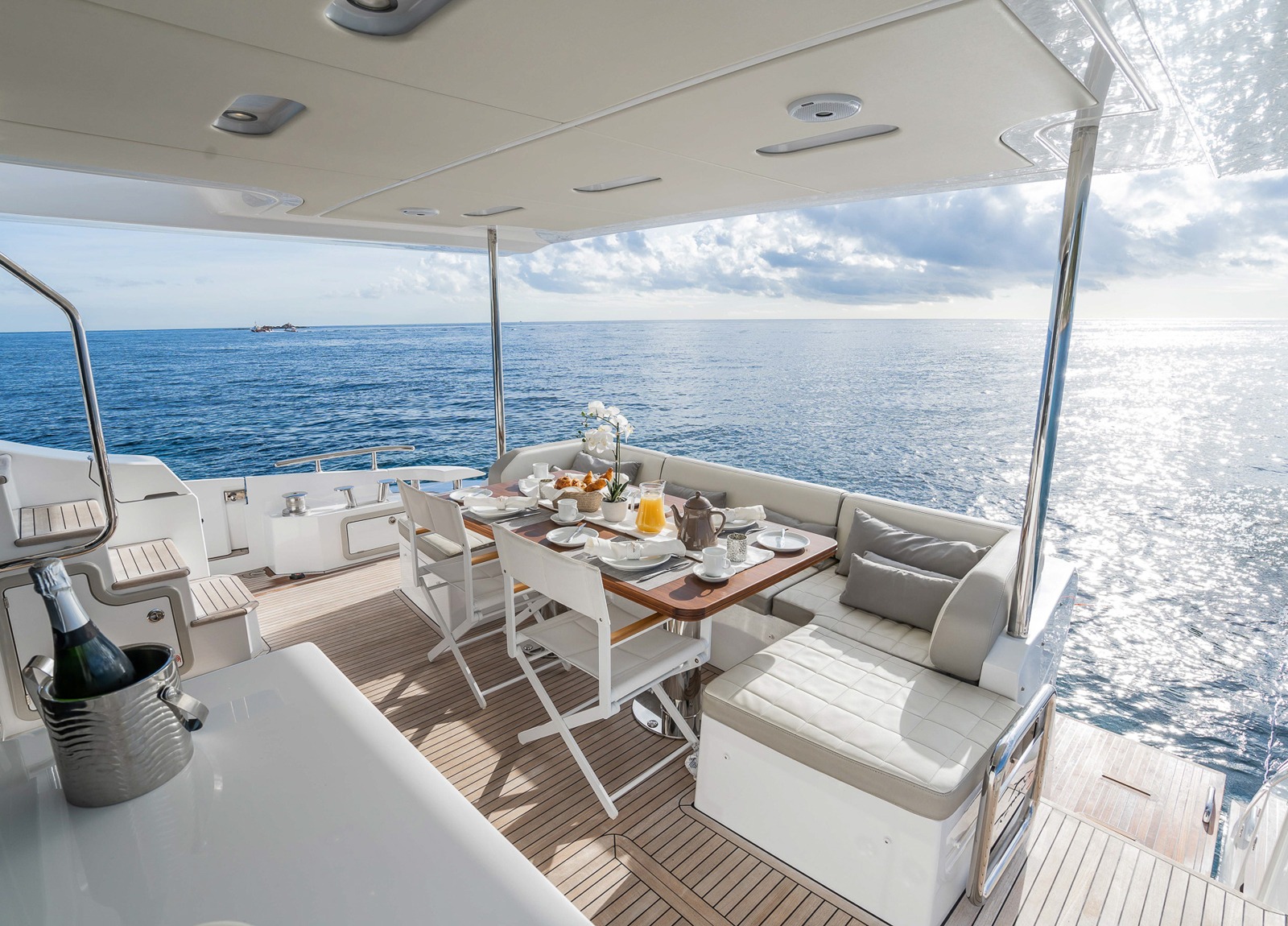 upperdeck luxury yacht azimut 72 vabosa