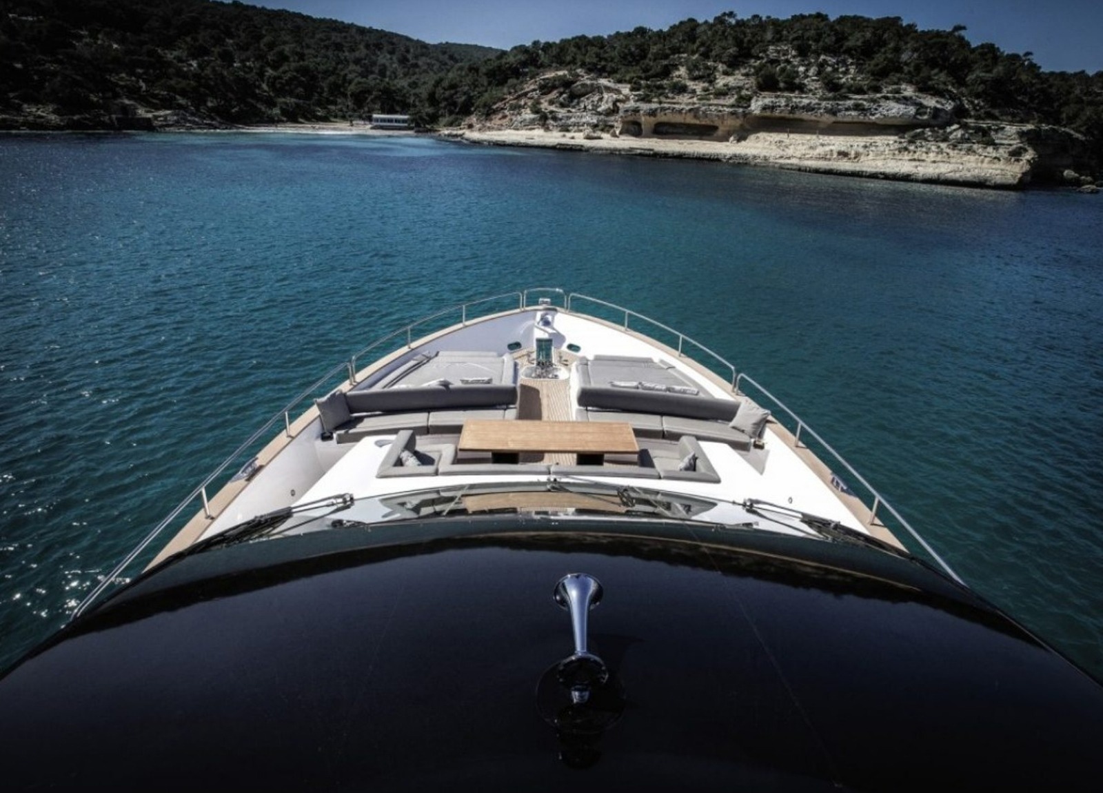 bow luxury yacht sunseeker 28m high energy south france