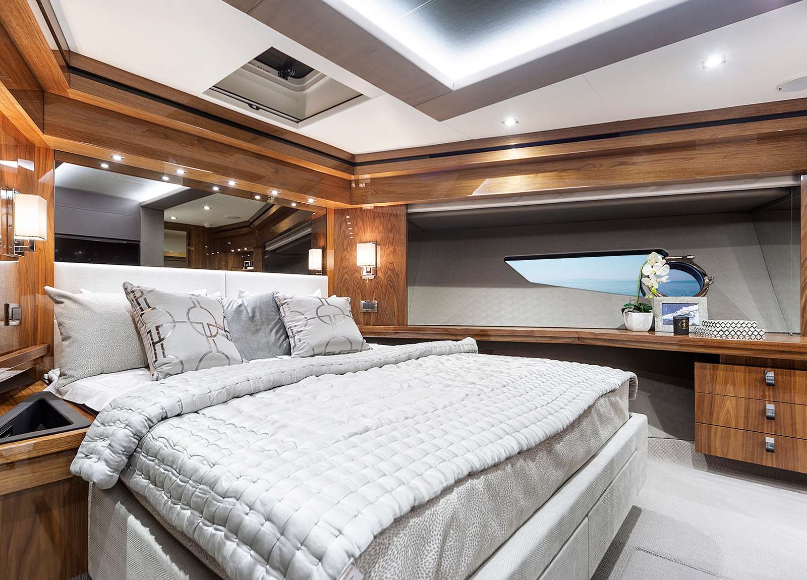 Luxury Yacht sunseeker 86 blue infinity balearic islands master Cabin