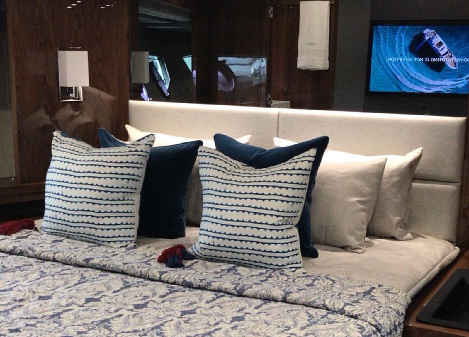 master cabin luxury yacht sunseeker 86 blue infinity