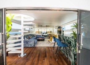 salon-luxury-yacht-tecnomar-120-blue-jay-charter