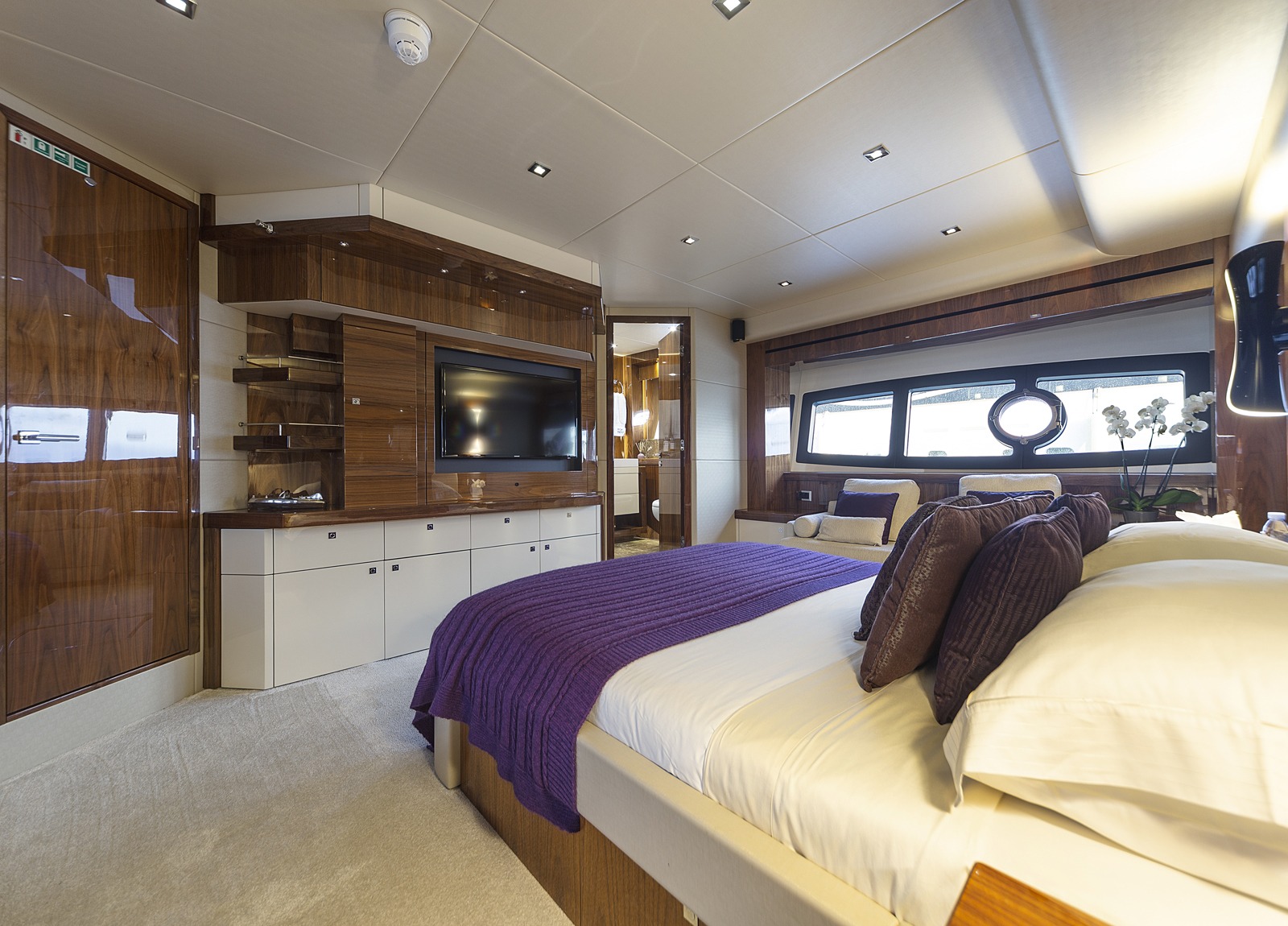 vip cabin luxury yacht sunseeker 28m high energy south france