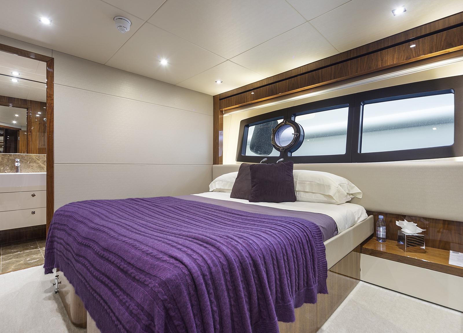 vip cabin luxury yacht sunseeker 28m high energy