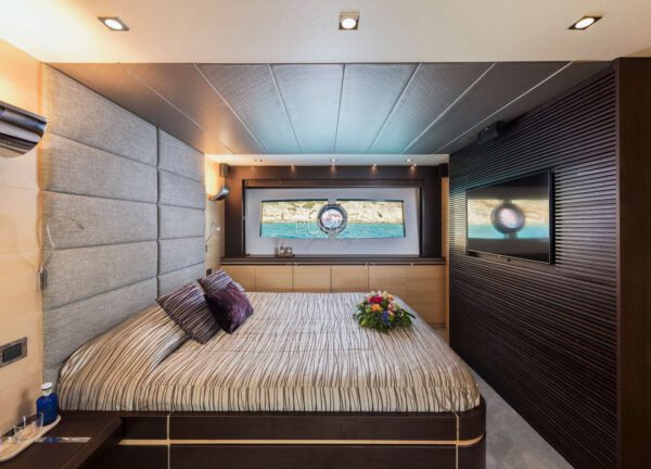 cabin luxury yacht sunseeker 80 seawater