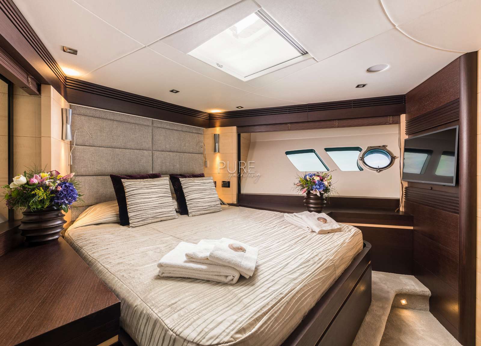 vip cabin luxury yacht sunseeker 80 seawater balearics